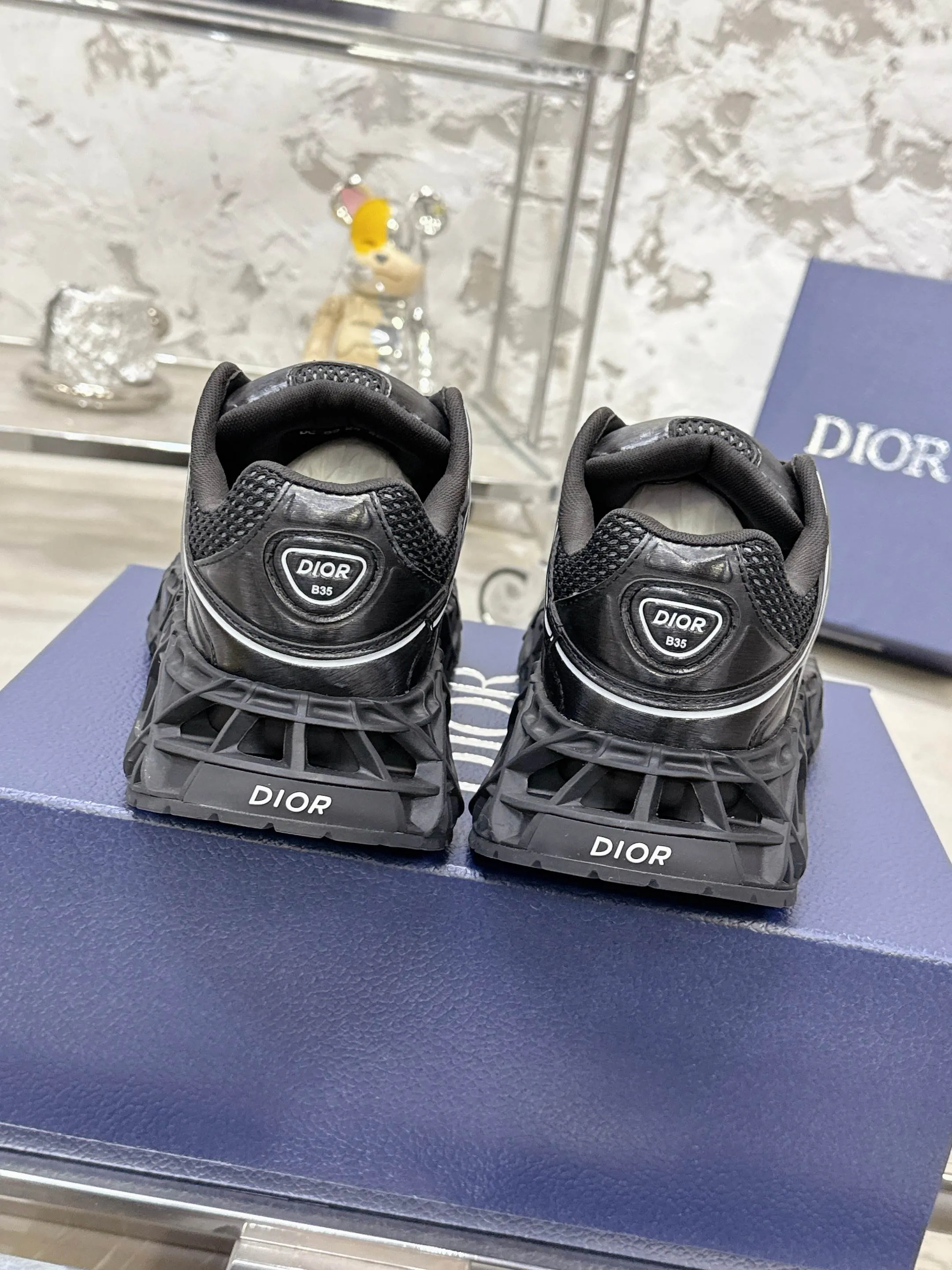 Factory price 780💰 Top version! ! ! Dior (B35) DIOR spring and summer men's wear show, the show was held at the Valle de Grasse School in Paris. Kim Jones drew inspiration from the works of South African artist Hylton Nel. The details of the shoes, clog soles and tribal elements, cleverly blended luxury craftsmanship and practicality, with fresh childishness and bright temperament, creating a new season hot spot. Dior KAWA Dior co-branded casual sports shoes reinterpret running shoes with Dior's high-end style. B35 is made of fine-textured leather and mesh fabric materials. It can be worn in all seasons, is comfortable and breathable, and has multiple lines on the shoe body to outline details. It has a full retro three-dimensional feel and can create a casual look all year round! Fabric: Cowhide/customized cloth material Lining: Imported breathable mesh Outsole: Original molded outsole Size: 39-46 (customized at 45.46)